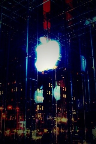 Отражение логотипа Apple в стеклянном здании обои