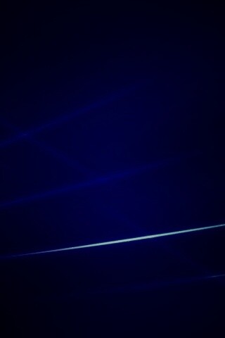 Лучи света на фиолетовом фоне обои