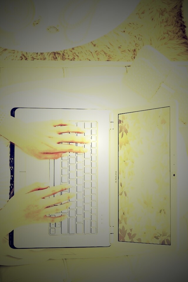 Девушка с ноутбуком vaio обои