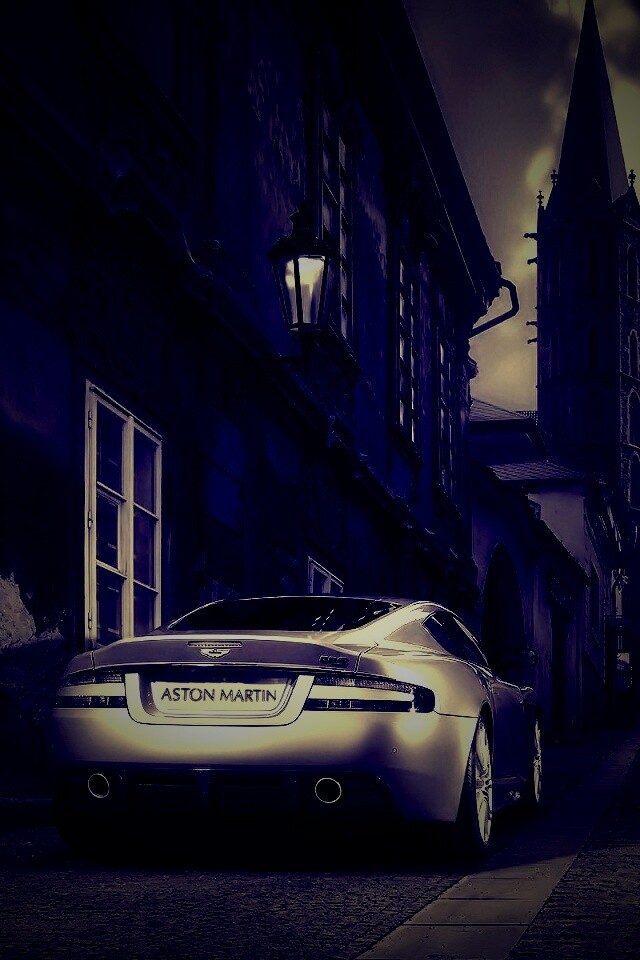 Aston Martin в старинном городе обои