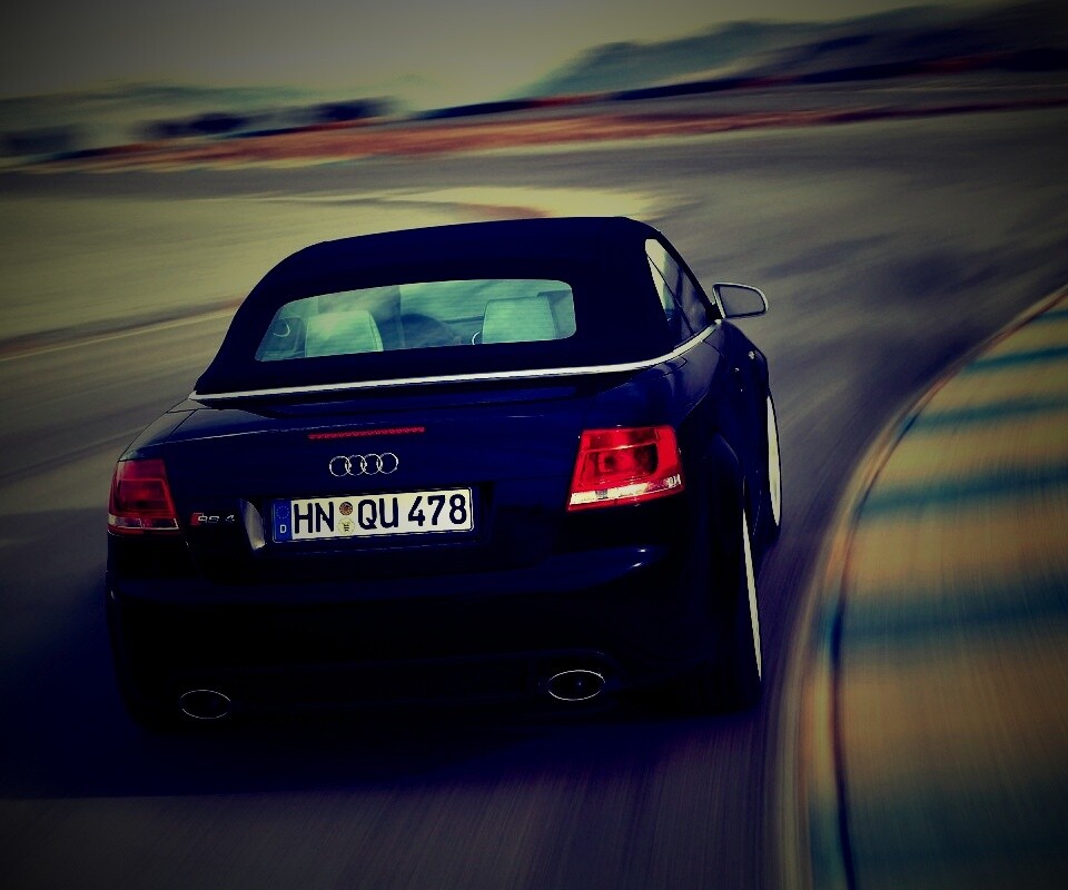Audi RS 4 с тряпичной крышей обои