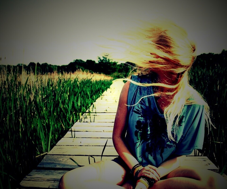 Девушка и ветер обои