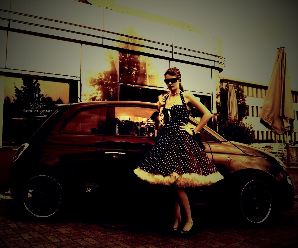 Fiat 500 и девушка обои