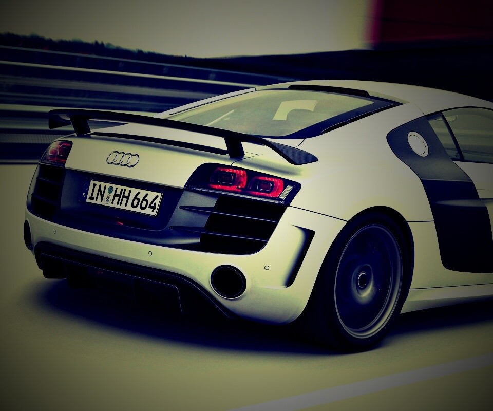 Audi R8 на скоростной трассе обои