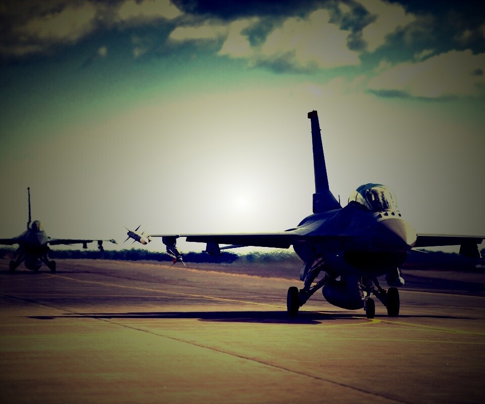Истребители f16 Falcon на взлетной полосе обои