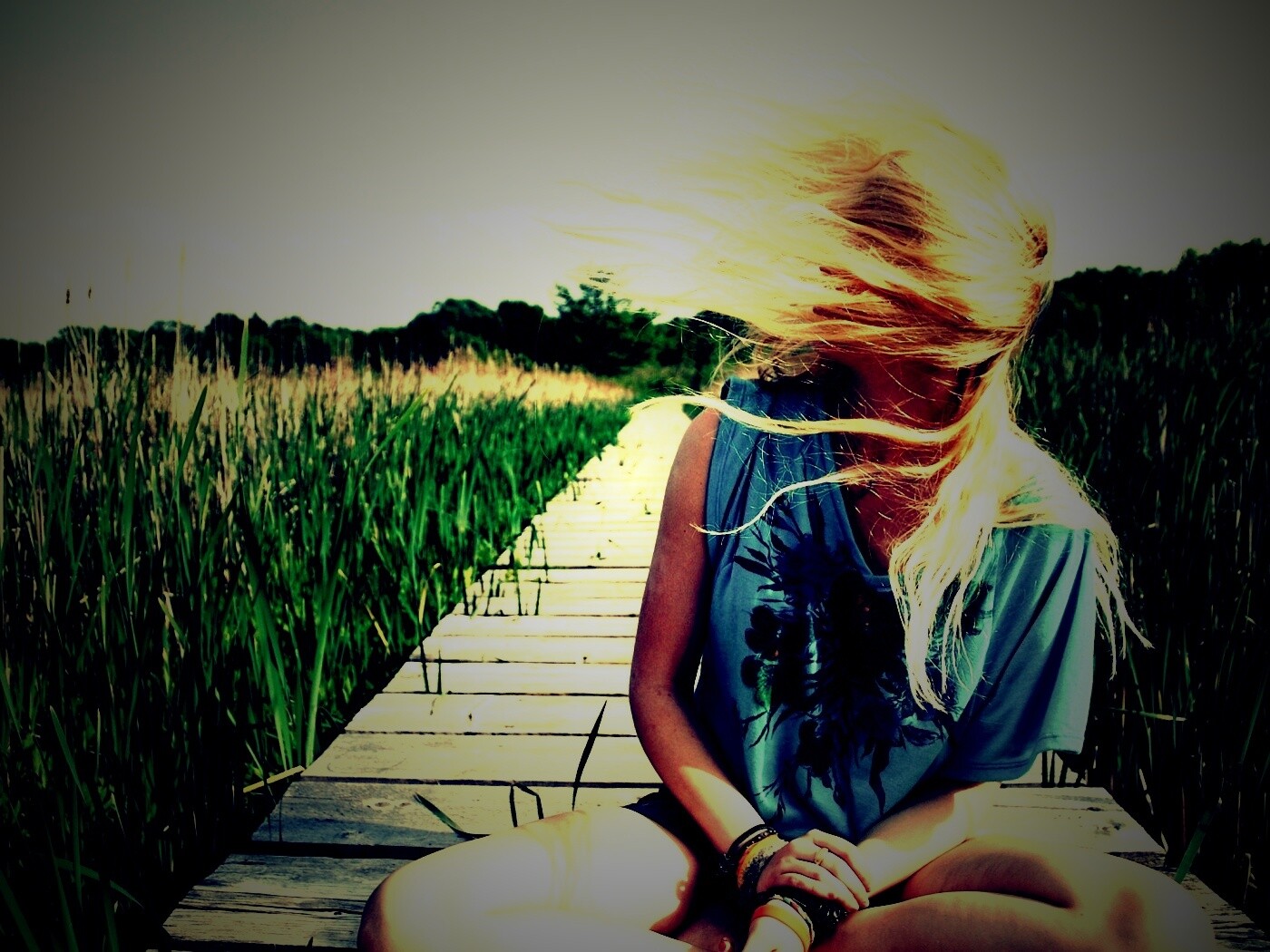 Девушка и ветер обои