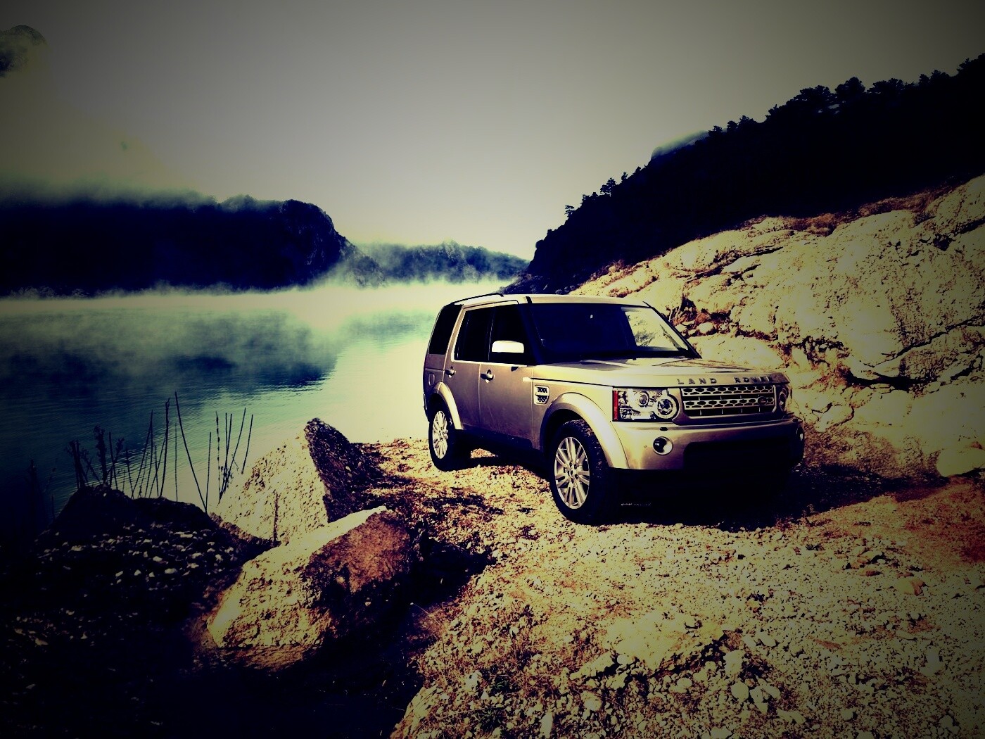 Range rover в горах у реки обои