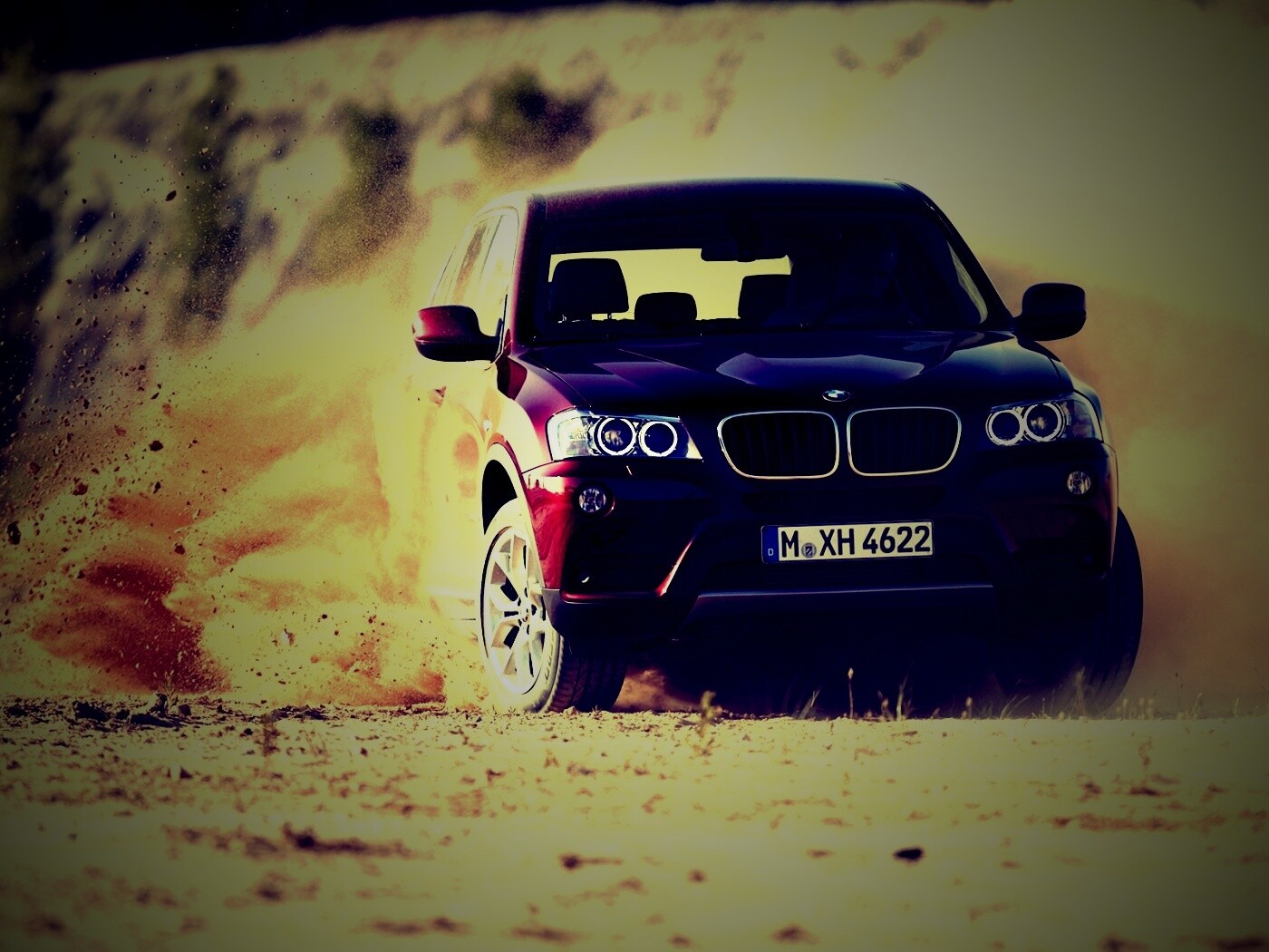 Кроссовер BMW в заносе обои