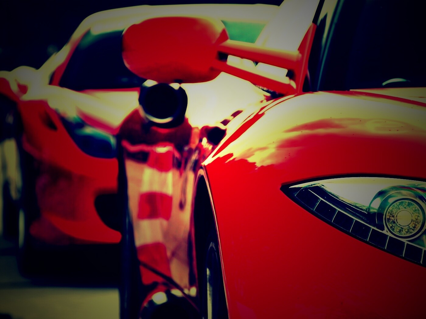Череда красных автомобилей обои
