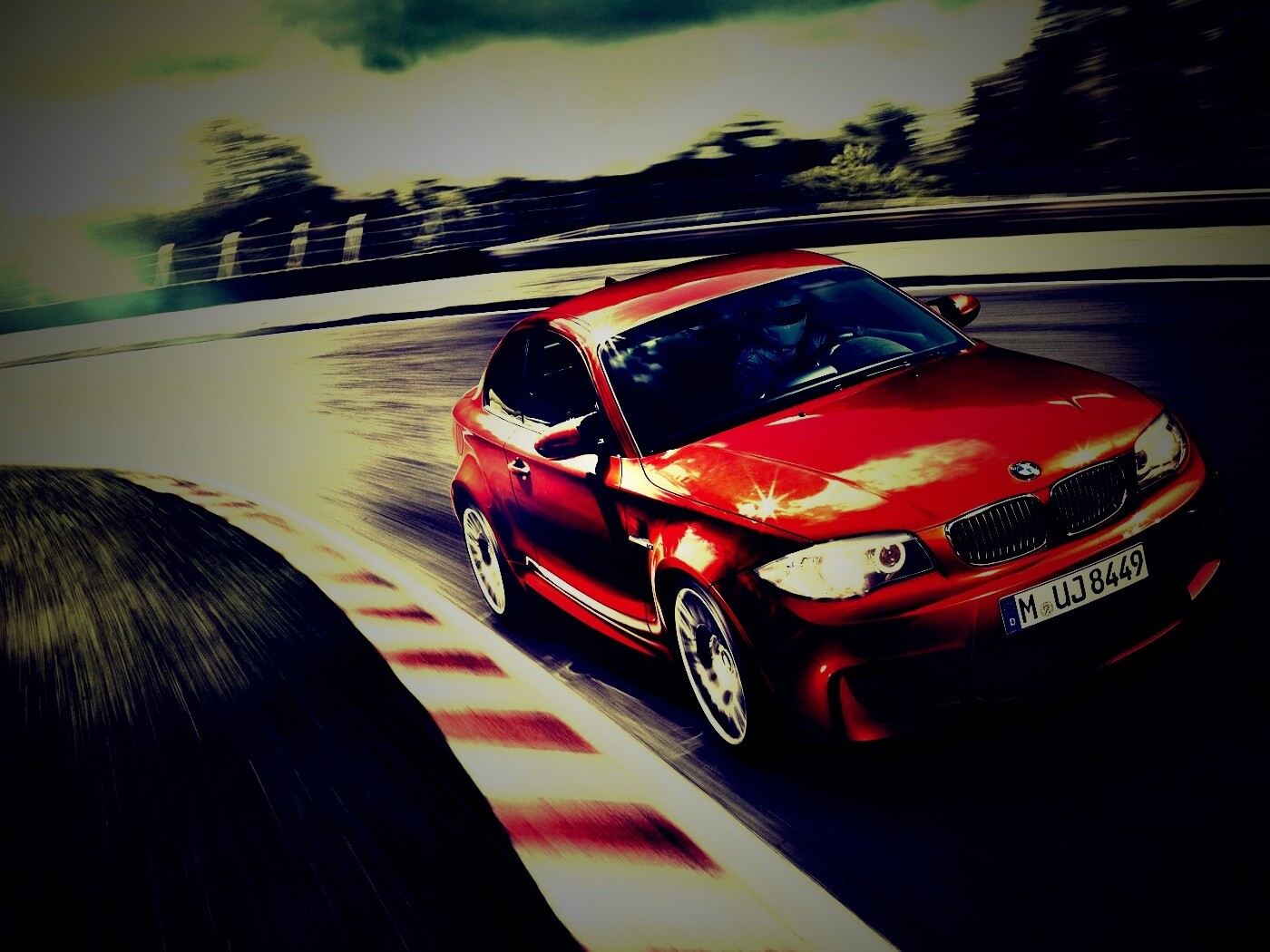 Гонщик за рулем BMW M1 обои