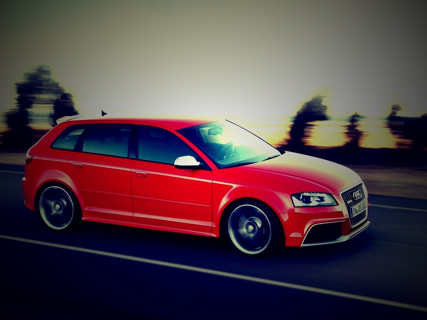 Красная Audi модели RS3 на дороге обои