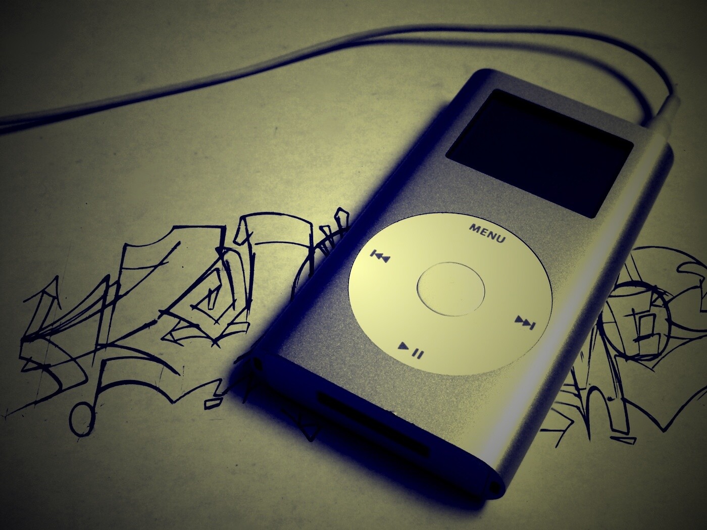 iPod на лиске с граффити обои