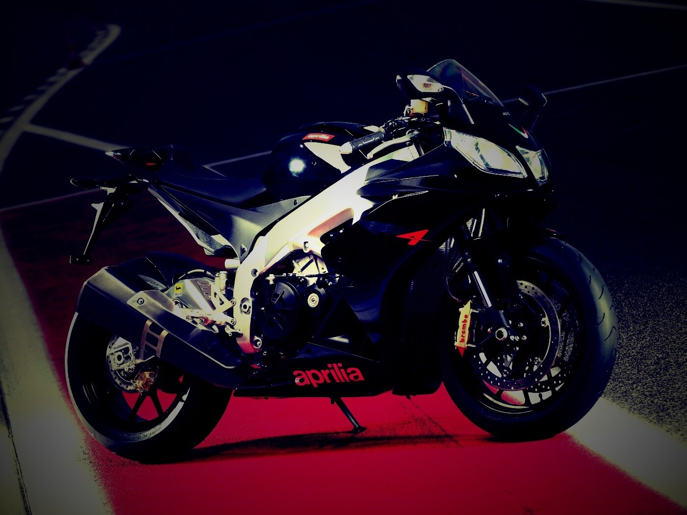 Aprilia на треке обои