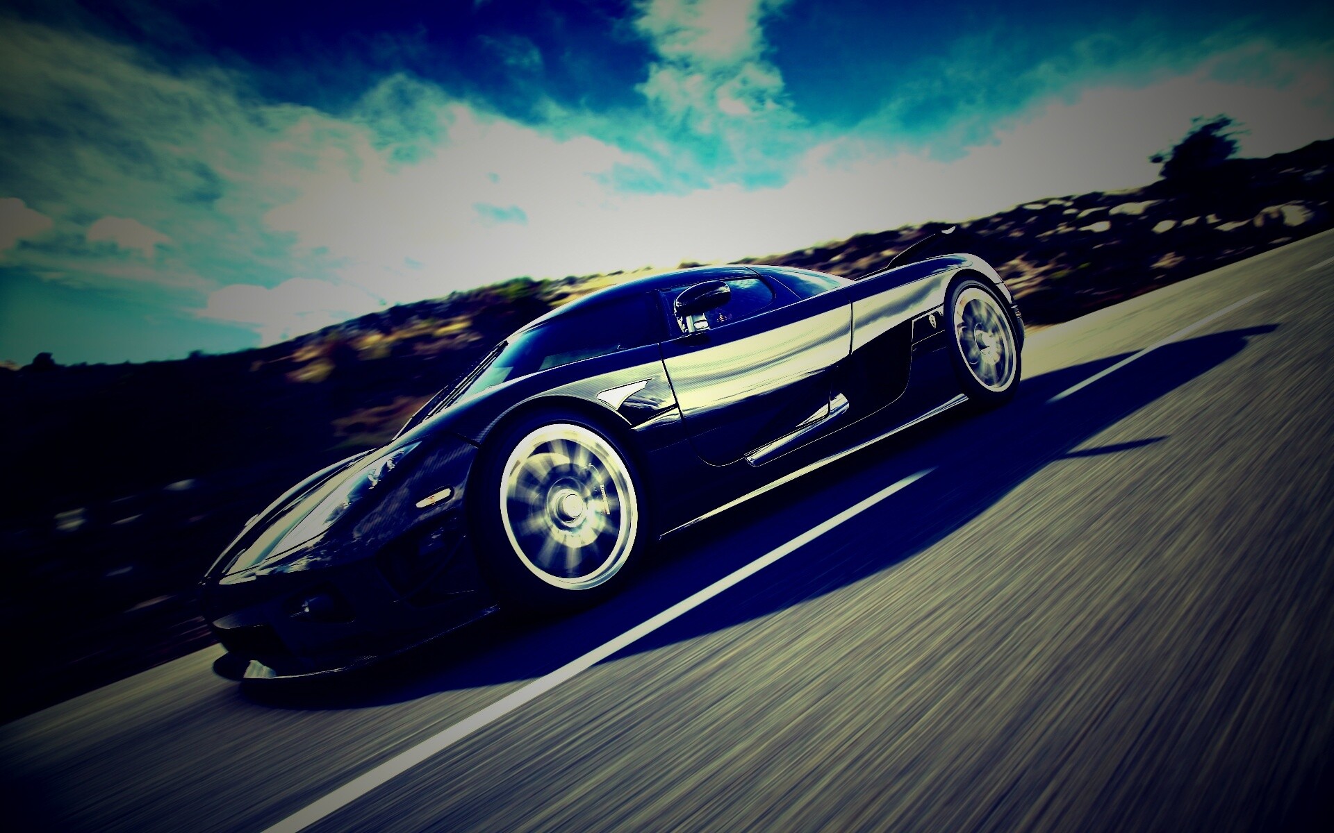Автомобиль Koenigsegg мчится по трассе обои