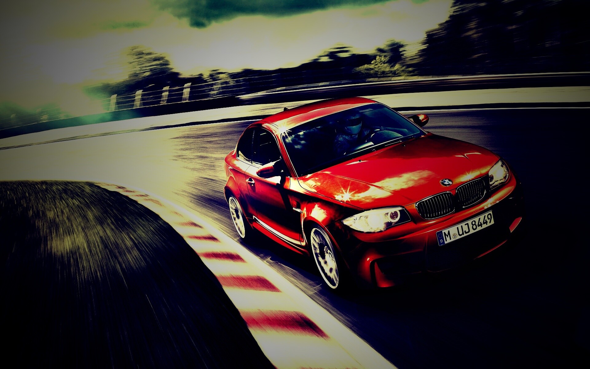 Гонщик за рулем BMW M1 обои