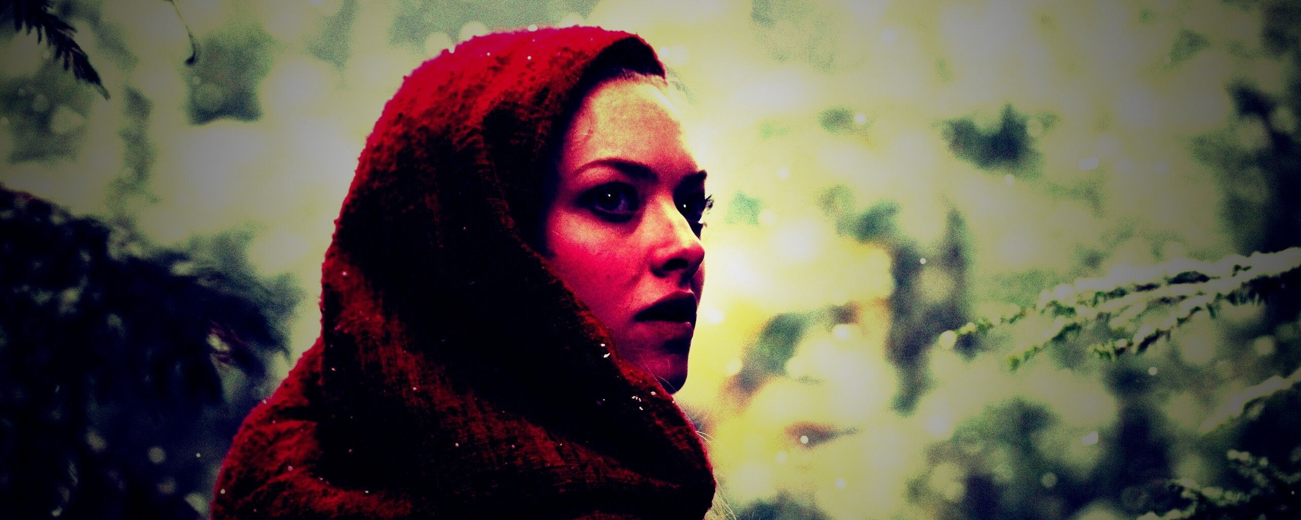 Amanda Seyfried in Red Riding Hood обои