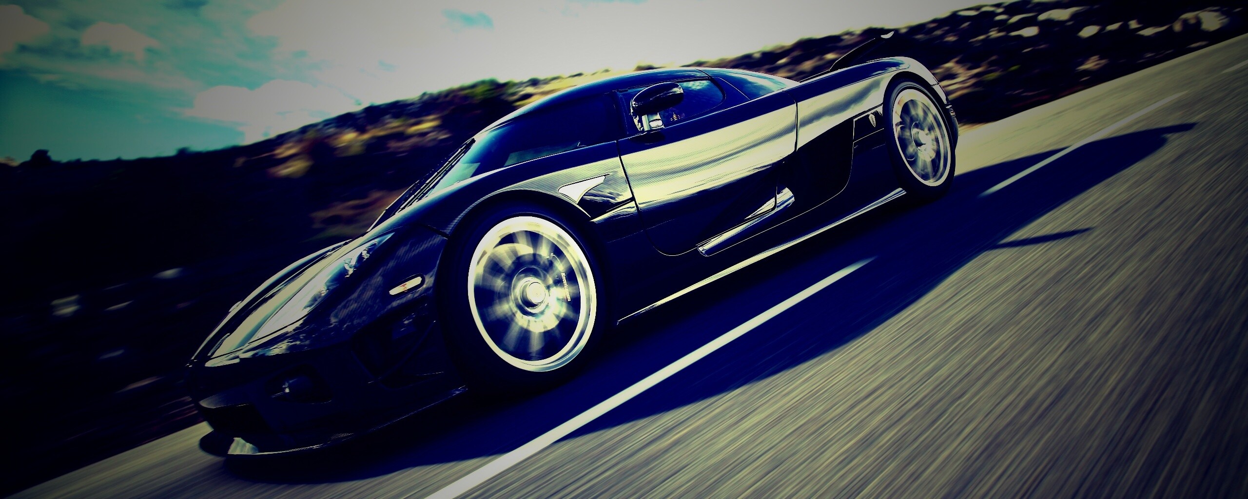 Автомобиль Koenigsegg мчится по трассе обои