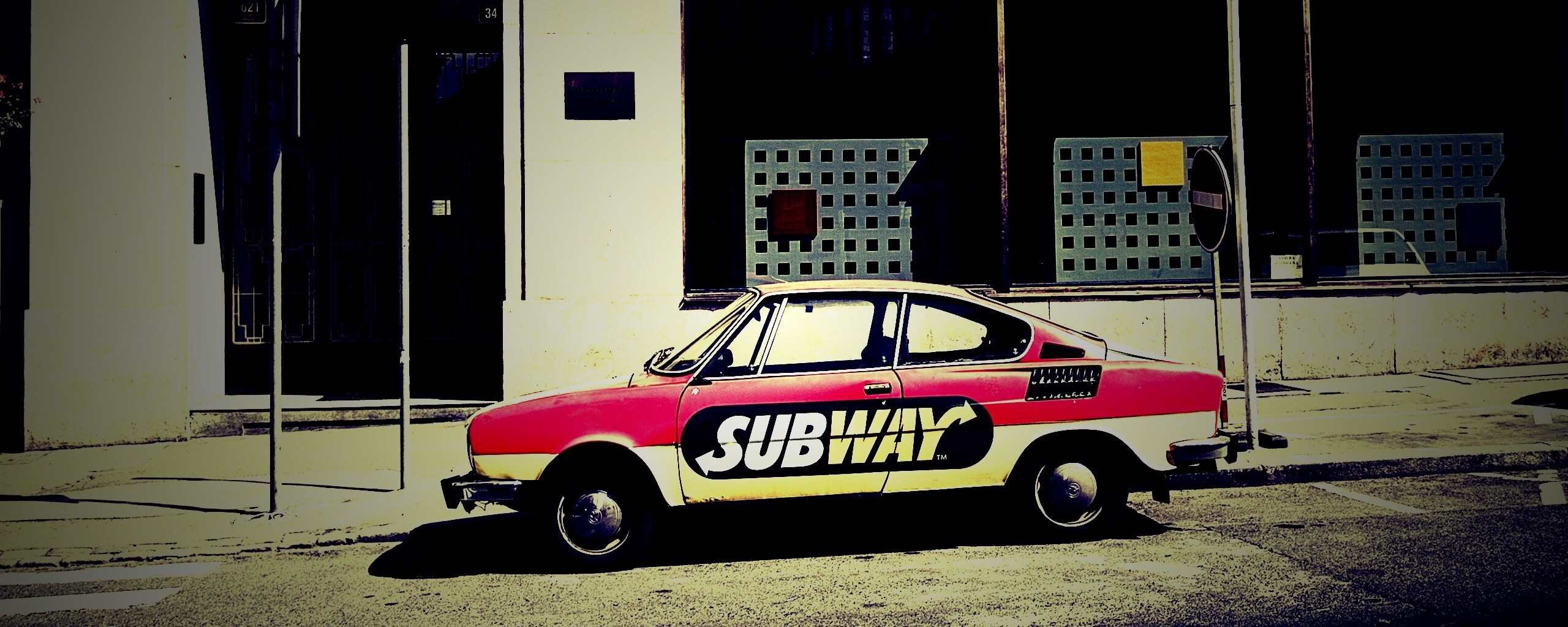 Реклама Subway на машине в Праге обои