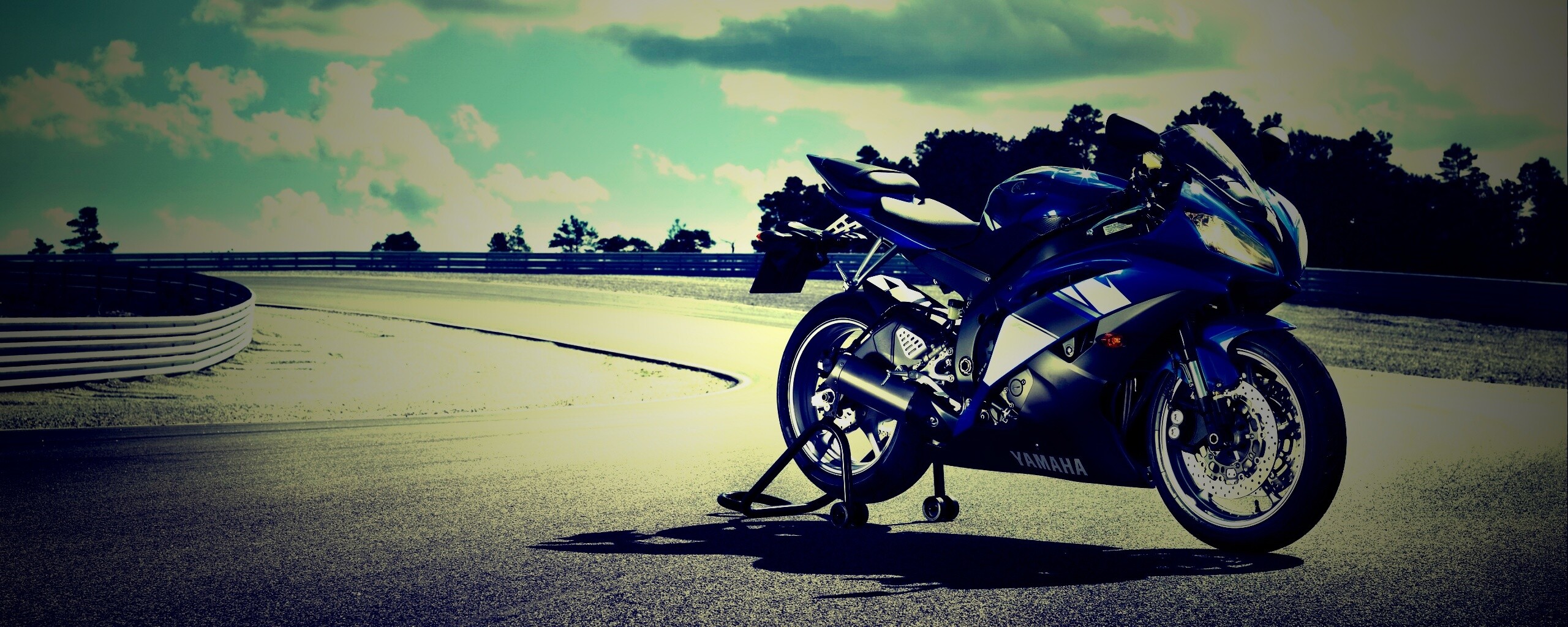 Yamaha R6 на трассе обои