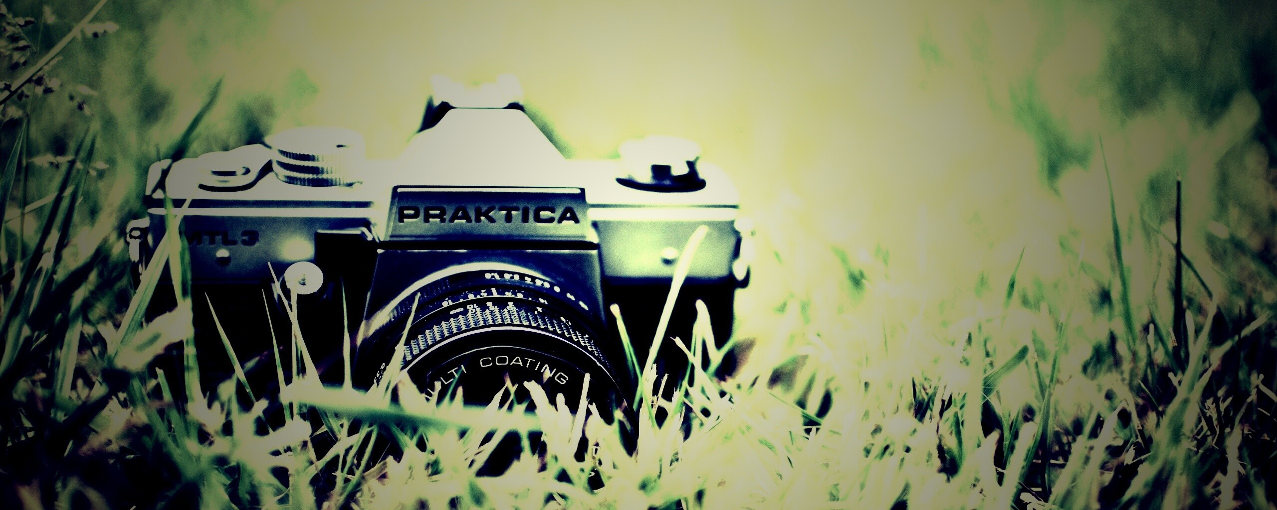 Фотоаппарат Praktica в траве обои