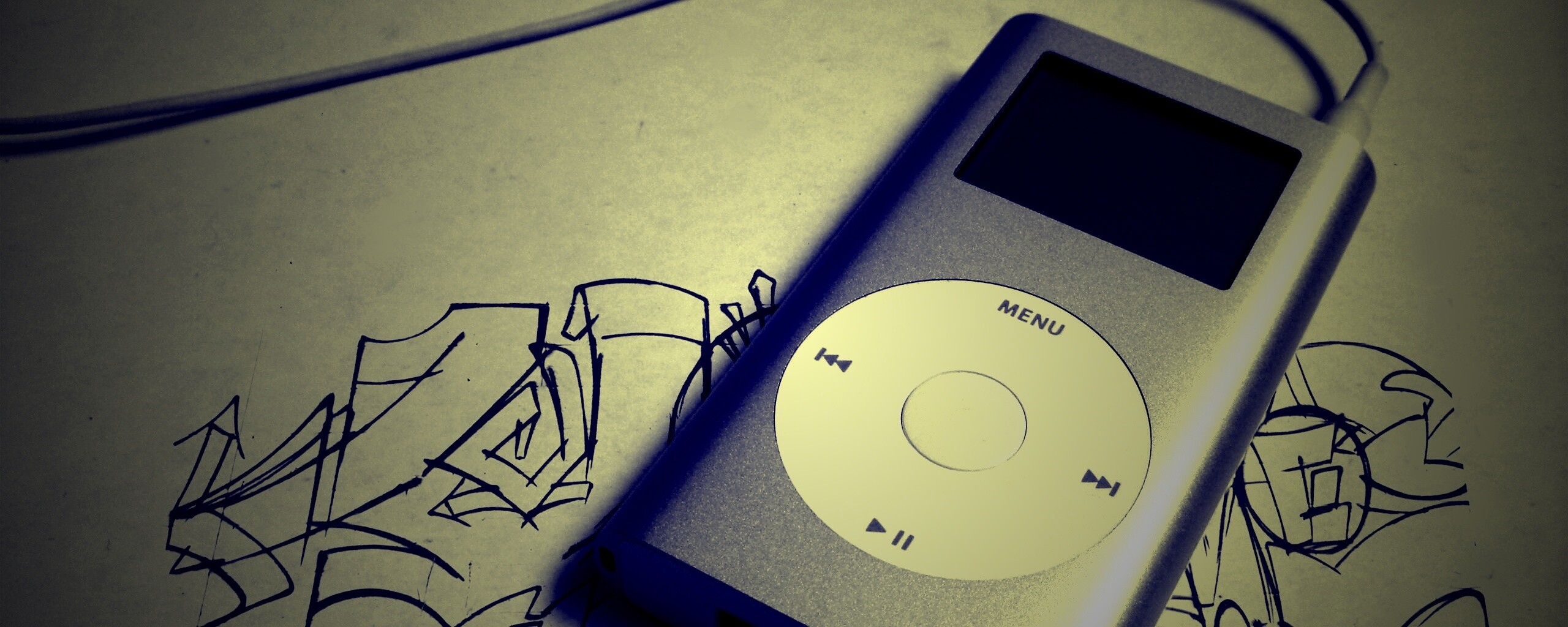 iPod на лиске с граффити обои