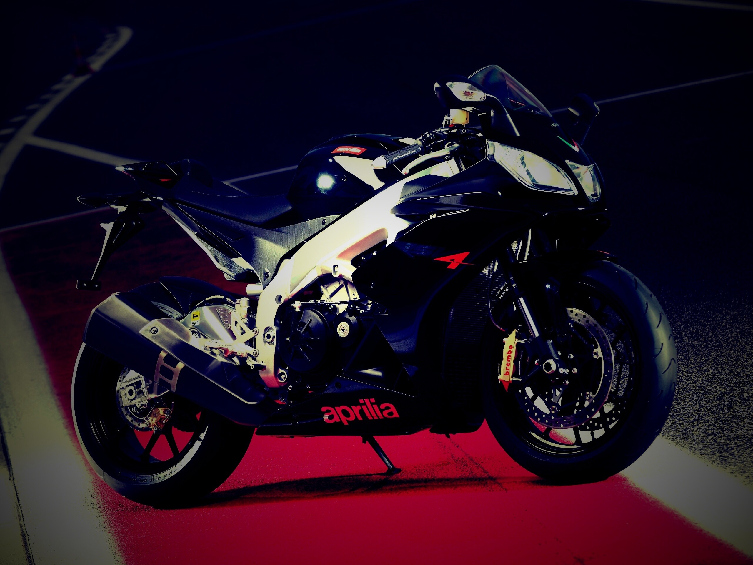 Aprilia на треке обои