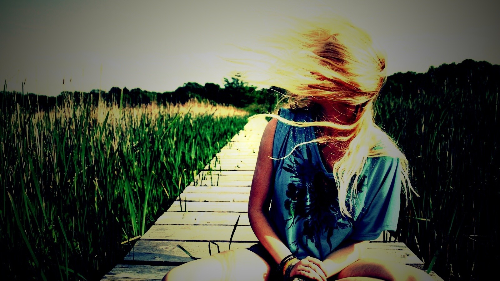 Девушка и ветер обои
