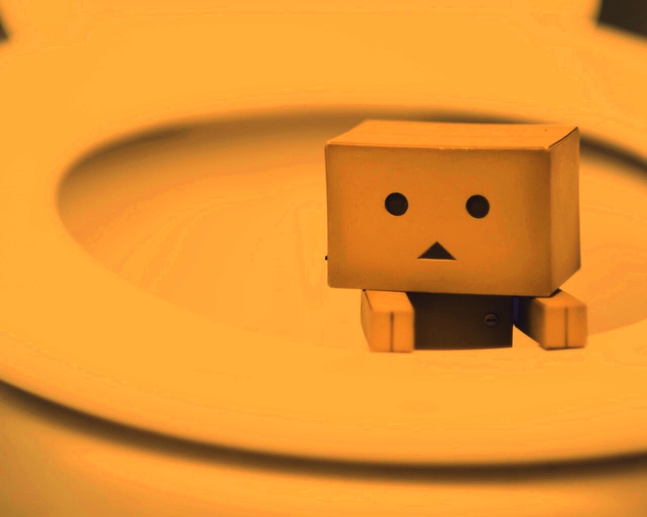 Danbo в унитазе обои