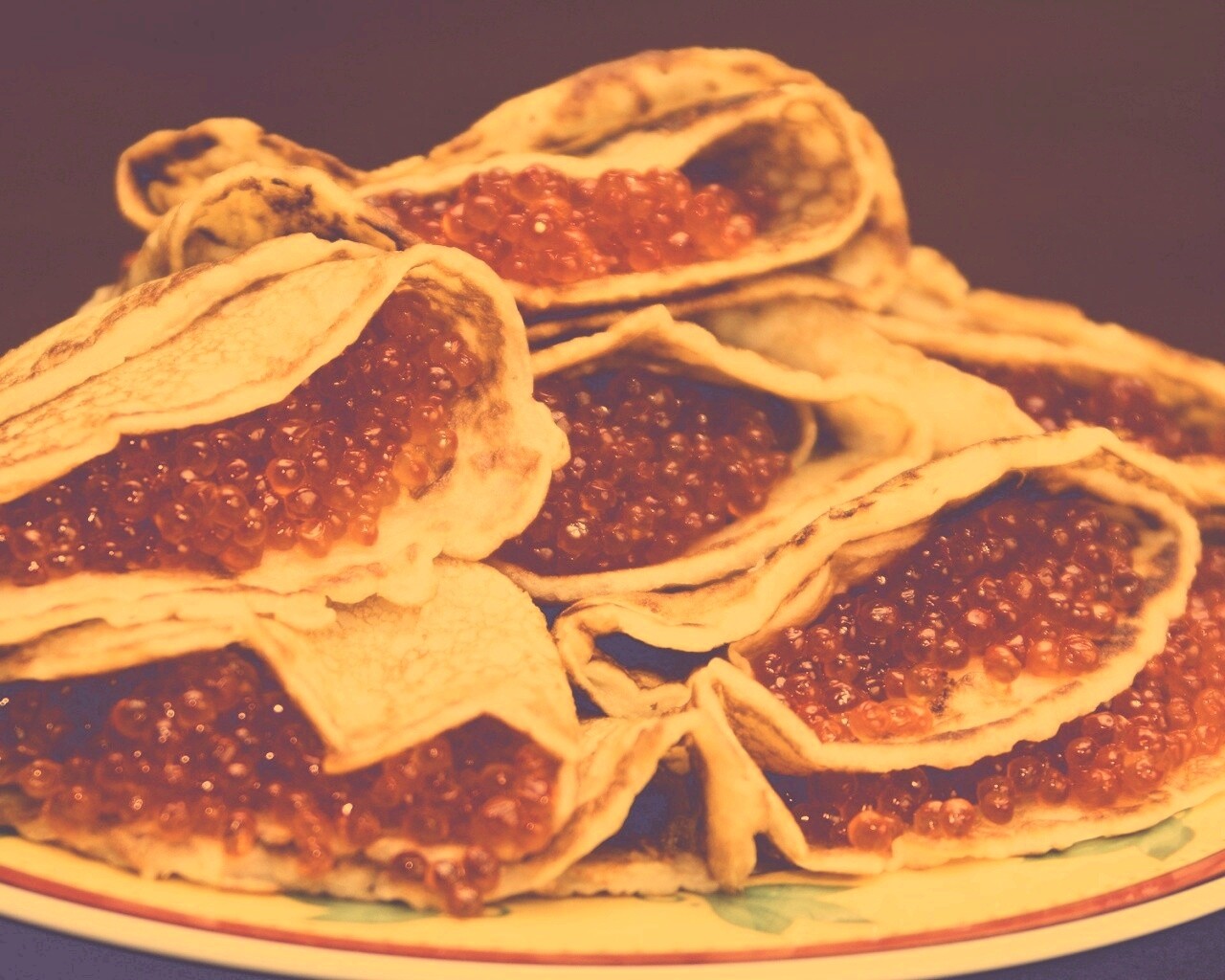 Блины с красной икрой обои