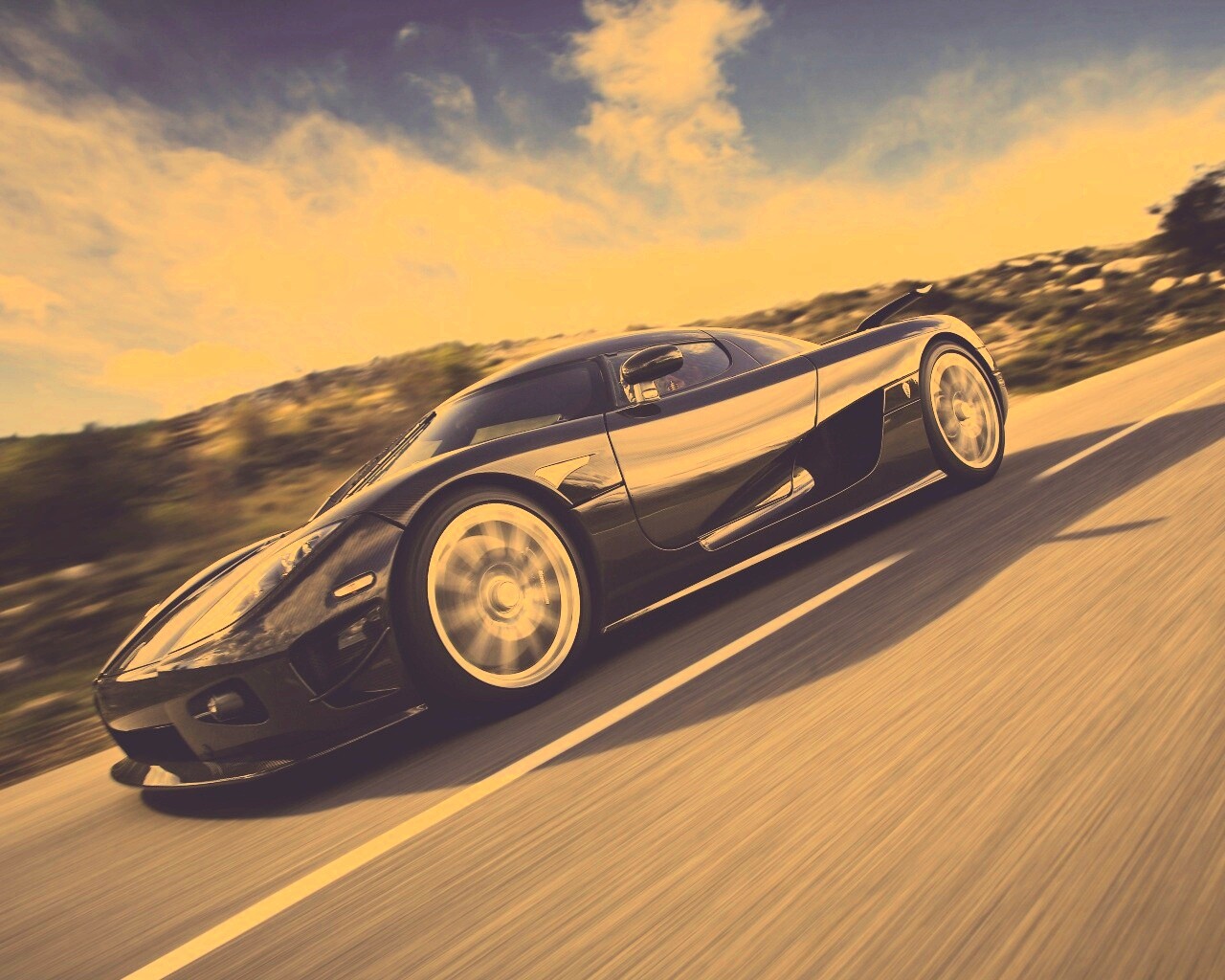 Автомобиль Koenigsegg мчится по трассе обои
