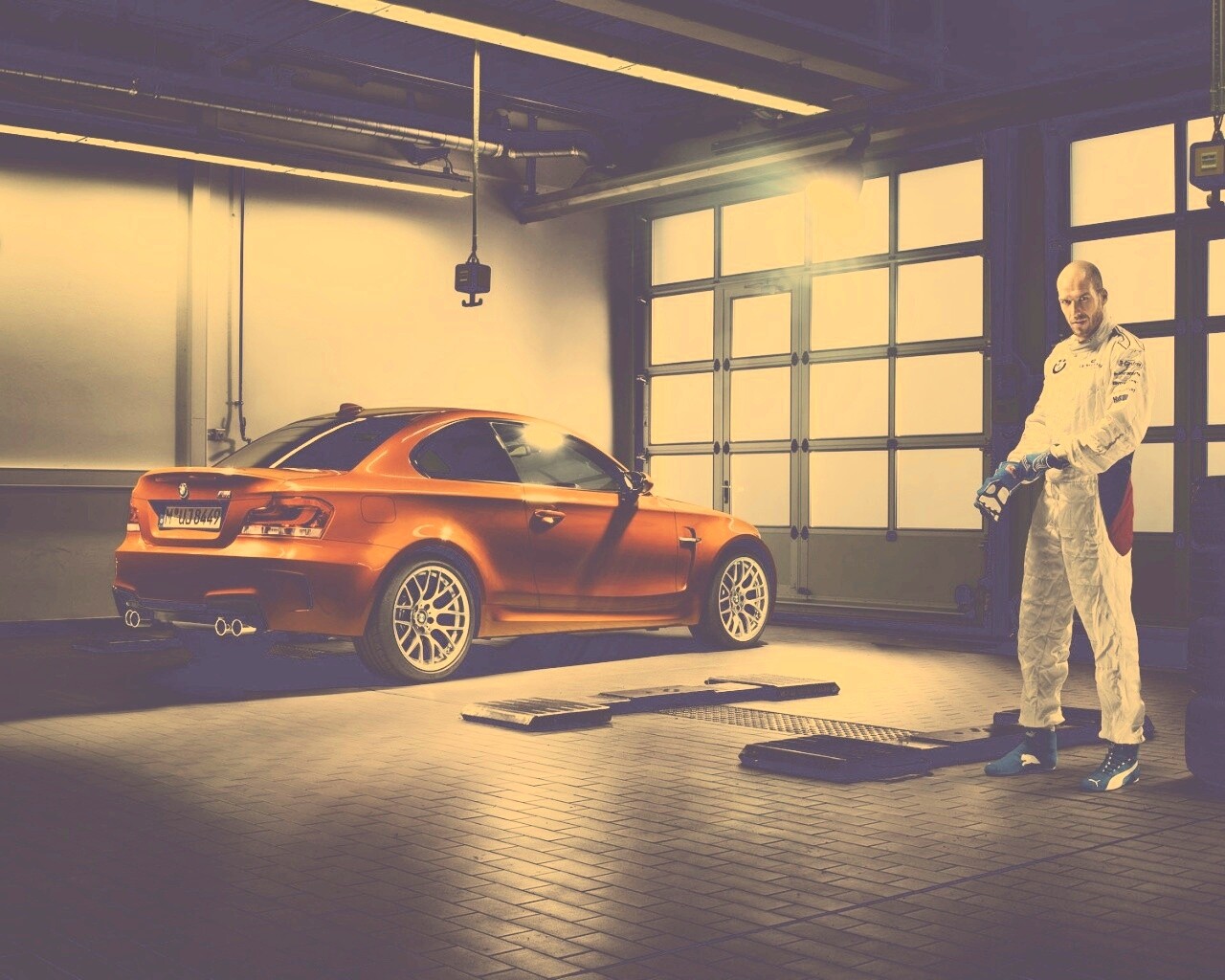 Гонщик и BMW M1 в гараже обои