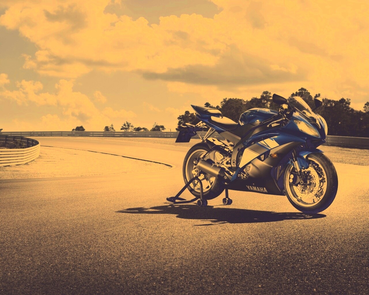 Yamaha R6 на трассе обои
