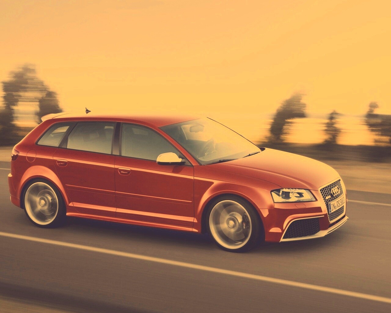 Красная Audi модели RS3 на дороге обои