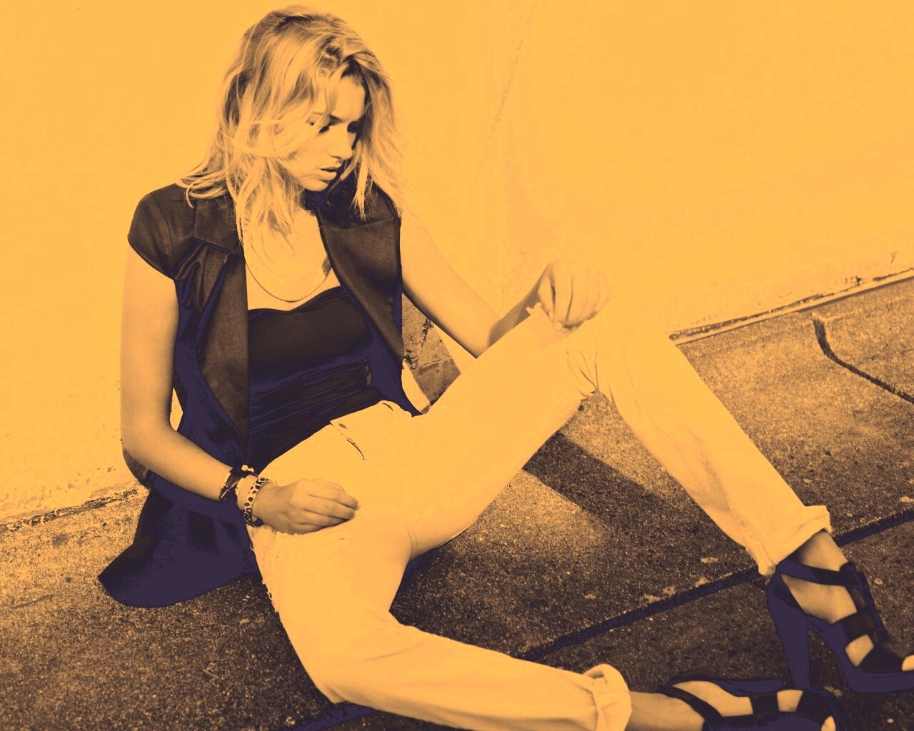 Девушка у стены обои