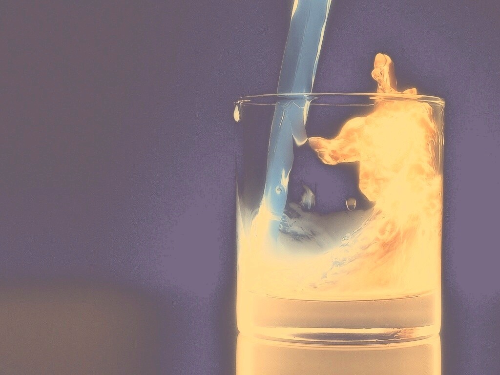 Огонь и вода в стакане обои