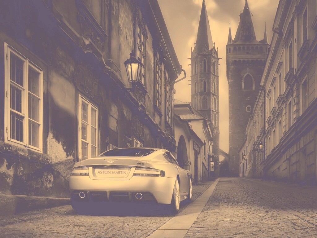 Aston Martin в старинном городе обои