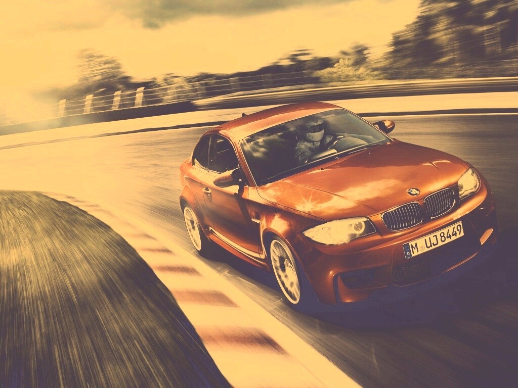 Гонщик за рулем BMW M1 обои