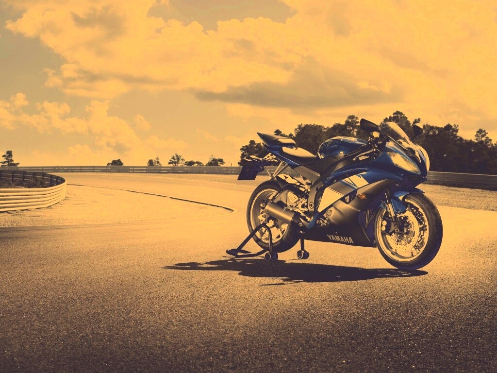 Yamaha R6 на трассе обои
