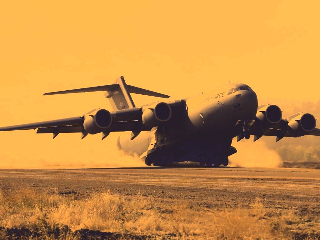 Грузовой самолёт на посадке обои