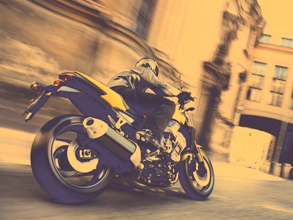 Ямаха и наездник на улицах города обои