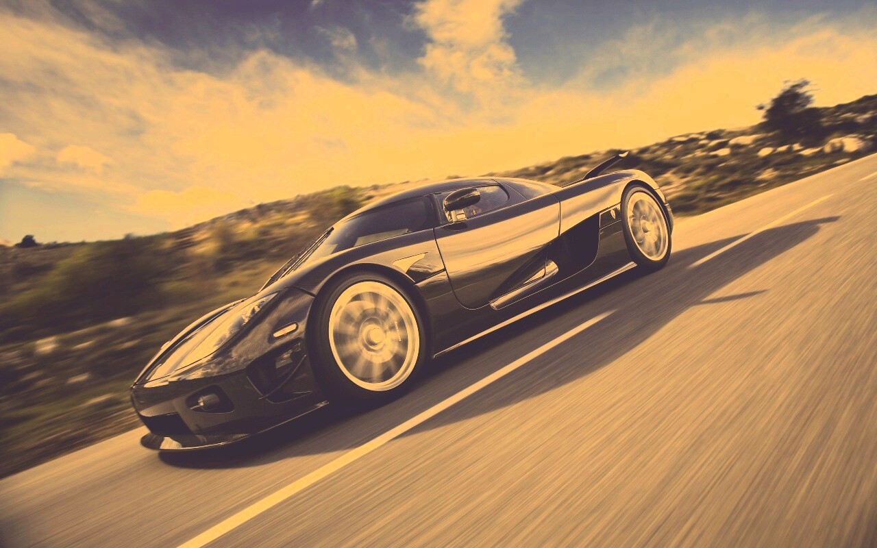 Автомобиль Koenigsegg мчится по трассе обои