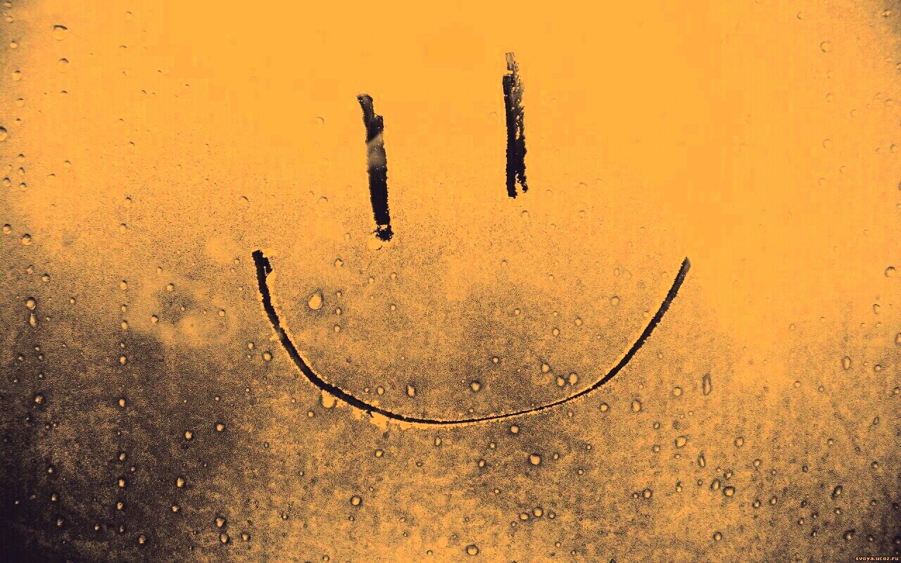 Улыбка на стекле обои