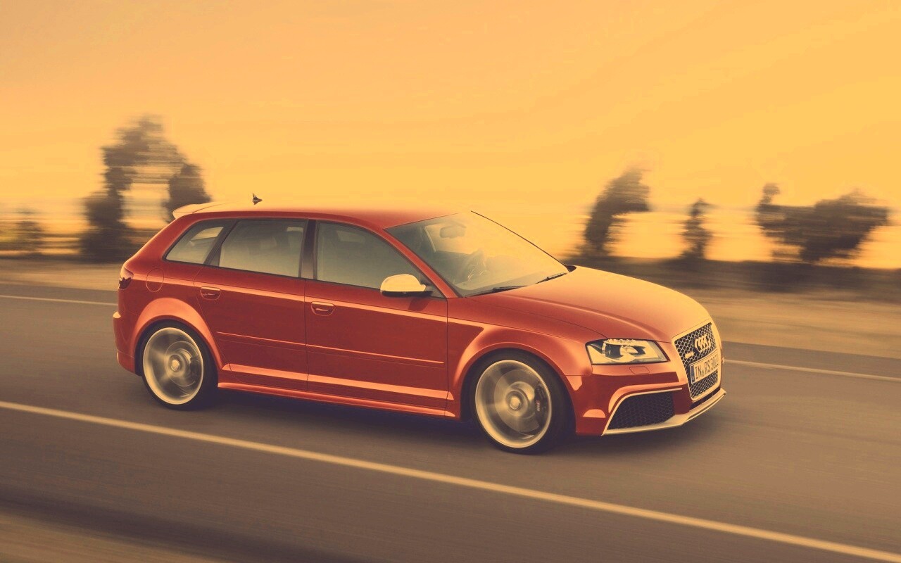 Красная Audi модели RS3 на дороге обои
