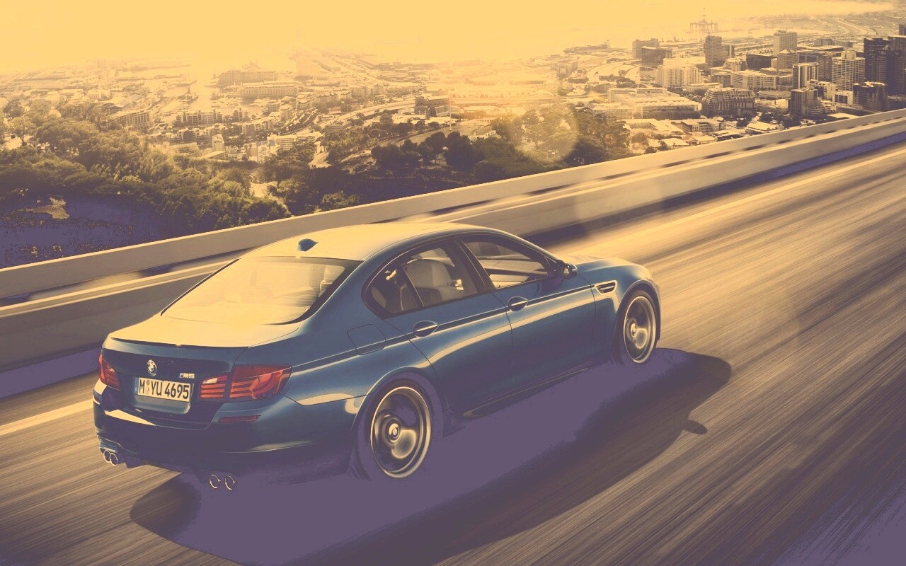 BMW F10 M5 на скоростной автостраде обои