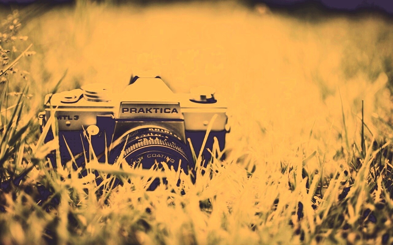 Фотоаппарат Praktica в траве обои