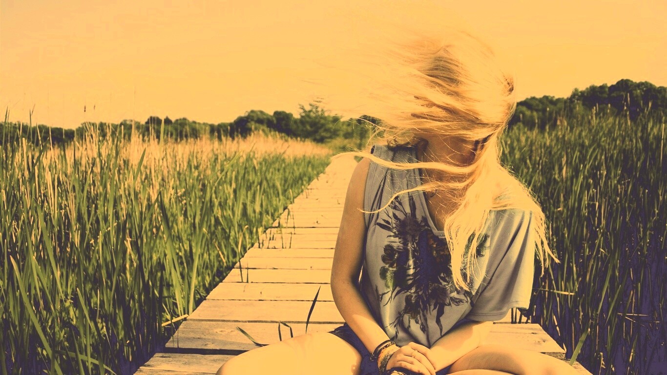 Девушка и ветер обои