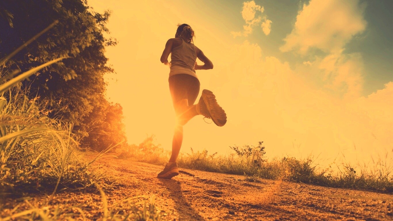 Девушка на пробежке обои