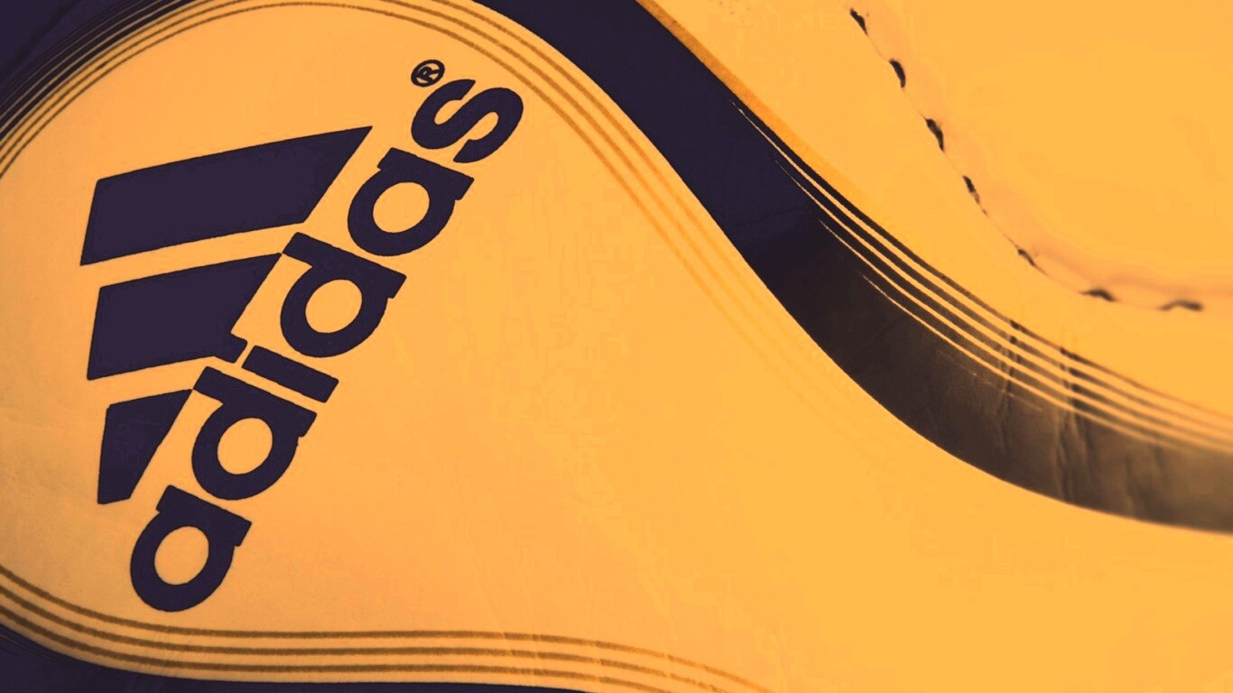 Мяч с логотипом Adidas обои