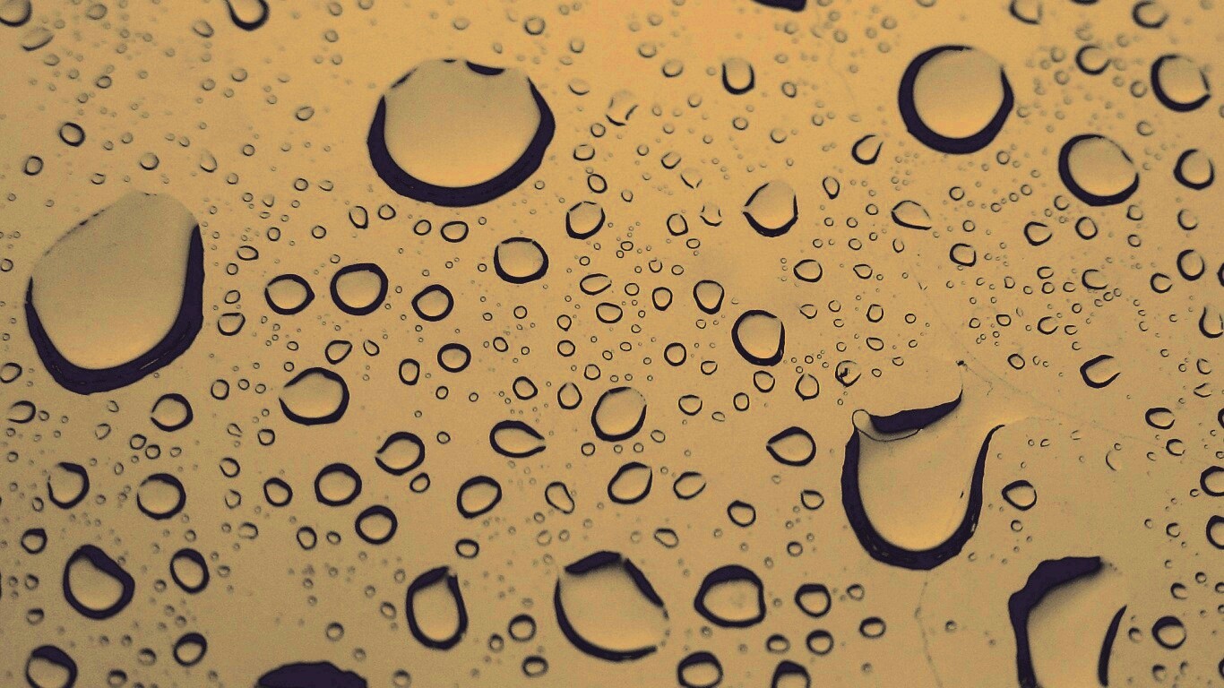 Капли воды на синем стекле обои