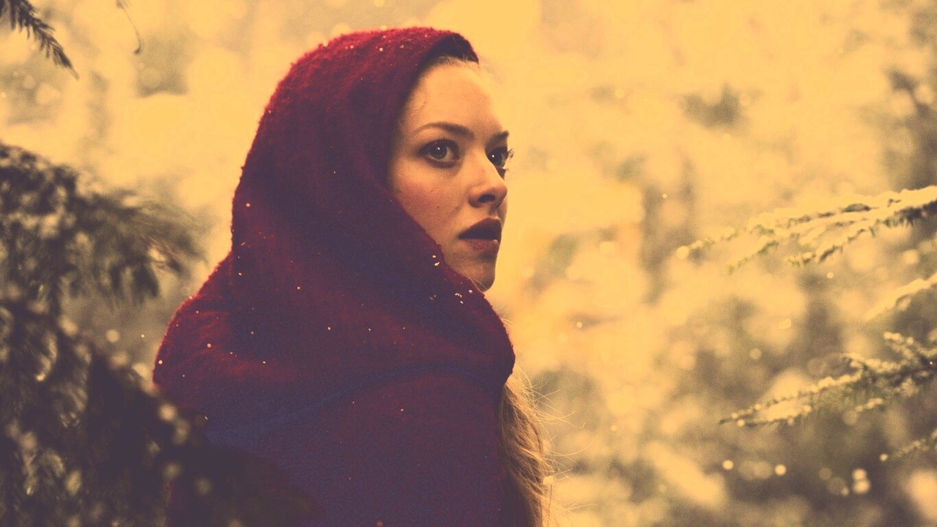 Amanda Seyfried in Red Riding Hood обои